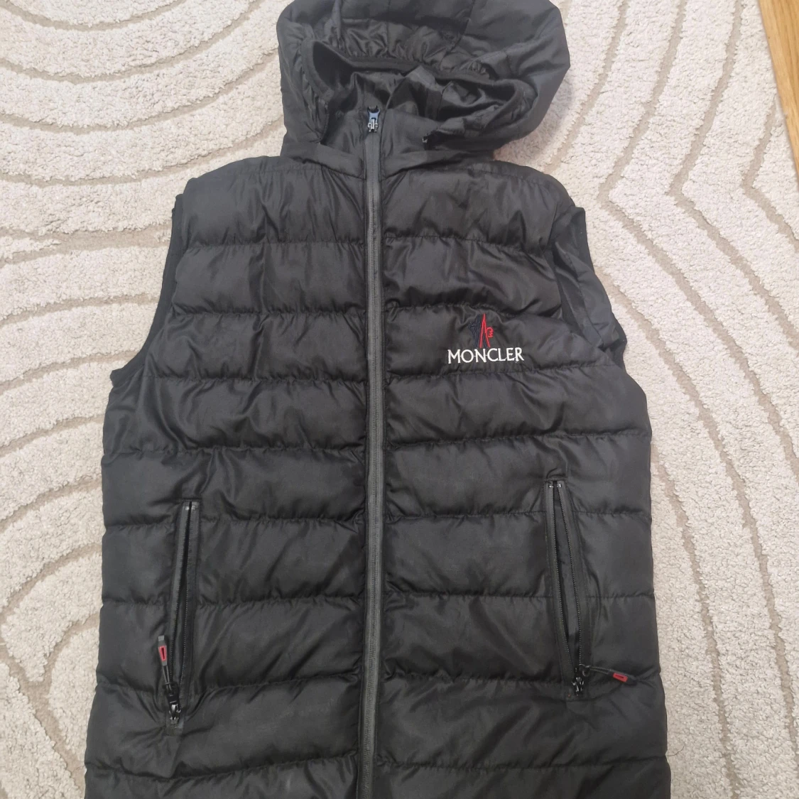 Svart dunväst från Moncler med huva
