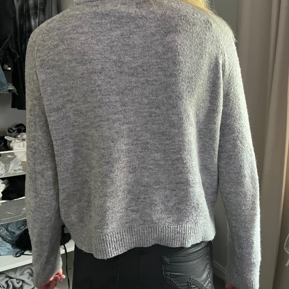 Grå stickad tröja med rund hals - 1