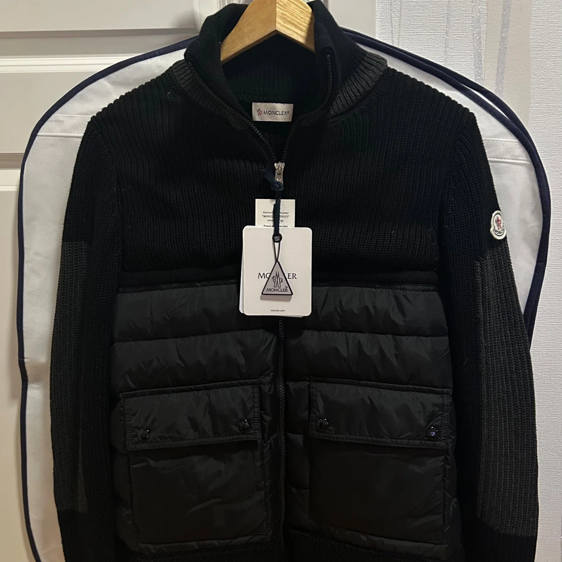 Svart stickad pufferjacka från Moncler