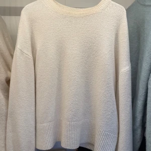 Vit stickad tröja - Stickad fin välanvänd tröja från and Other stories