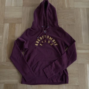 Abercrombie & fitch hoodie - 🙌säljer nu denna riktigt feta abe & fitch hoodie till ett grymt pris🙌 Storlek M men passar mer som S😁 Har du några andra frågor skriv bara🤗