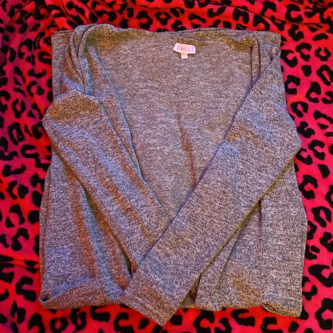 Grå kofta från Skill med fickor