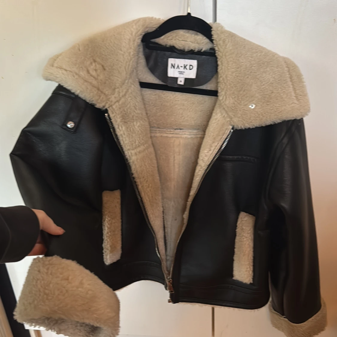 Svart skinnjacka med teddymsterial i från NA-KD, stl 38 - 3