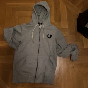 True religion hoodie  - Snygg hoodie utan defekter i storlek M men sitter som S