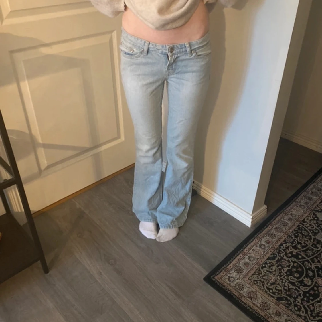 Ljusblå bootcut jeans med broderi lågmidjade