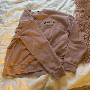 Ljusrosa sweatshirt från Amisu - Sweatshirt i ljusrosa från Amisu, med trycket 'Essential Collection' på bröstet. Tröjan har rund hals, långa ärmar och ribbade muddar vid ärmslut och nederkant. Mjuk insida och relaxed passform, perfekt för chill dagar. Pris för att diskuteras 💞