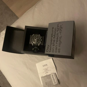 Omega x swatch  - Säljer en snygg omega x swatch den är endast använd några gånger jag köpte den ny för 5000 kr kvitto finns !
