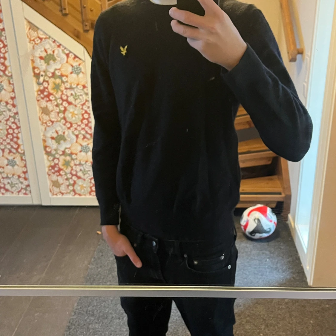 Svart stickad tröja från Lyle & Scott - 1