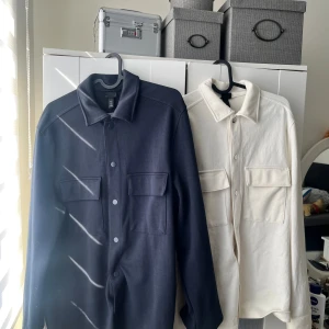 2 H&M overshirt / skjortjacka - 2 stycken jätte fina overshirts i creme/ vit och mörkblå färg Från H&M Perfekt till hösten Storlek M på båda Skicka meddelande vid några funderingar Kolla gärna även in mina andra annonser