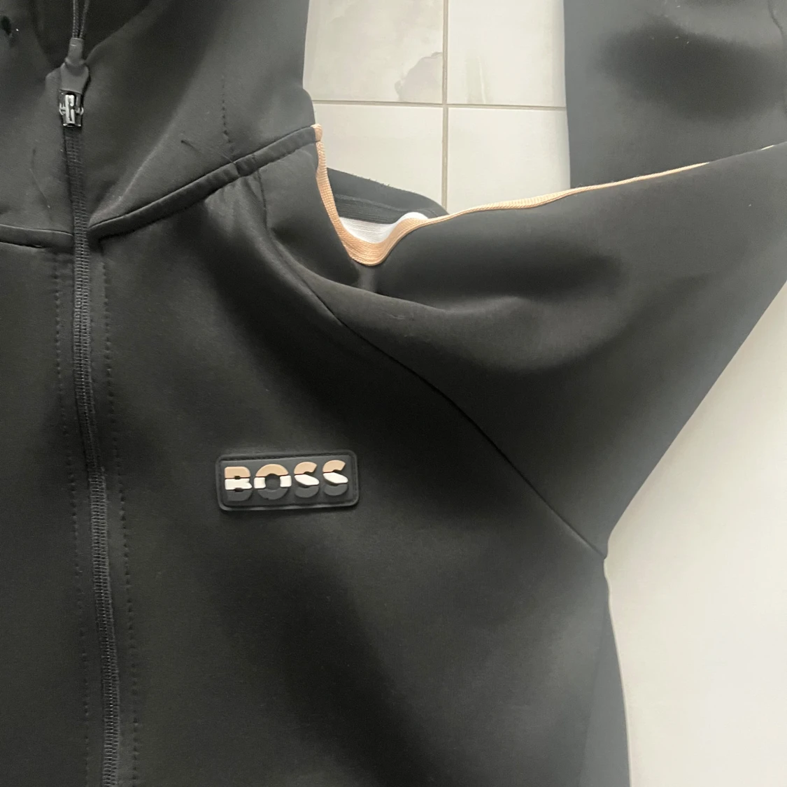 Svart hoodie från BOSS med huva - 1