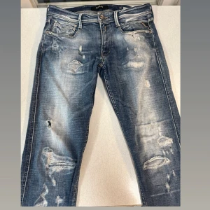 Replay jeans  - Säljer ett par Replay Anbass jeans. Jag personligen tycker de snygga. Sköna slitningar. Kanske inte syns så mycket p bilden. Men kan fixa ifall du är intresserad. Storlek 32 modell anbass. Möts i Stockholm eller fraktar upp till dig 
