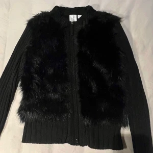 Faux fur kofta  - Jättefin och bekväm kofta från Collusion. Använd kanske en gång så nyskick. Tyvärr inte riktigt min stil därav att jag säljer den vidare🖤