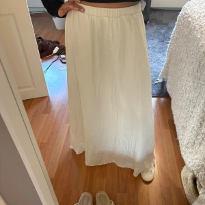 Vit långkjol från Gina tricot - Använd några gånger men i gott skick, liten fläck på sidan😇😇 storlek XS
