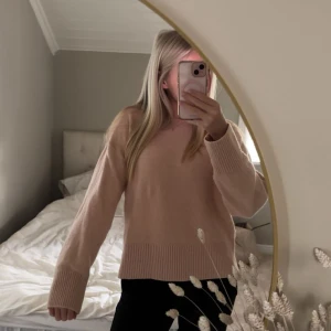Rosa/beige stickad tröja med breda muddar - Säljer min såå fina tröja från &other stories🤍använd och tvättad endast en gång                          Nypris: 550kr🤍
