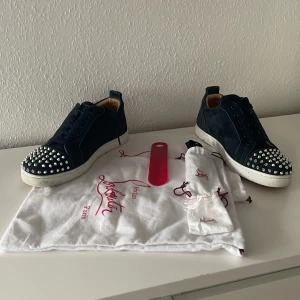 Riktigt fina och eftertraktade loubs - De är svåra och få tag i, med en tvätt kommer de se relativt nya ut. Mockan har inget fel på sig utan bara lite på undersulan och sulan som är smutsigt, kommer med extra snören nitar skohorn osv. Vid fler frågor är det bara att höra av sig, (sista bilden visar en liten defekt) går att fixa. 