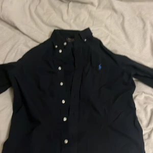 Säljer en ralphlauren skjorta ny pris är 1095kr - Storlek 164-168 väldigt fet passar allt