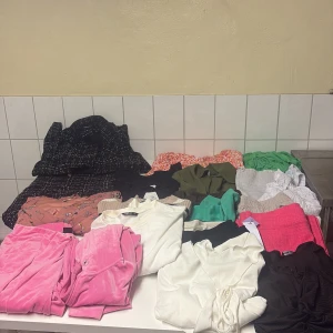 Klädpaket  - Klänningar, byxor, mys dress, kjol med matchande kavaj  passar L/XL