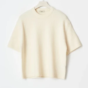 Krämvit stickad kortärmad tröja - Superfin krämvit stickad tröja från Gina tricot med korta ärmar och rund hals. Tröjan har en avslappnad passform och är gjord i mjukt material som känns lyxigt mot huden. I storlek xs.