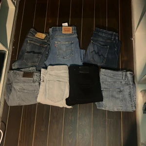 Mix av jeans från Levi's, Nudie & Cheap Monday - Säljer ett gäng snygga jeans i olika tvättar och färger från Levi's, Nudie Jeans och Cheap Monday. Här finns både ljusblå, mörkblå, grå och svarta jeans i klassisk femficksmodell. Perfekta för dig som vill ha flera stilar att variera mellan.