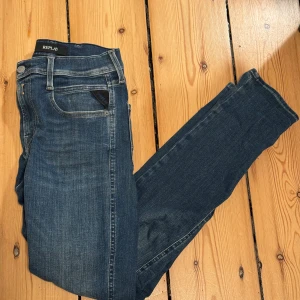 Replay 29/32 - Säljer dessa Replay Ambass Jeans med storlek 29/32, jeansen har använts ett fåtal gånger och är så gott som nya utan några defekter eller slitningar, Priset är satt till 300 kr men kan diskuteras!