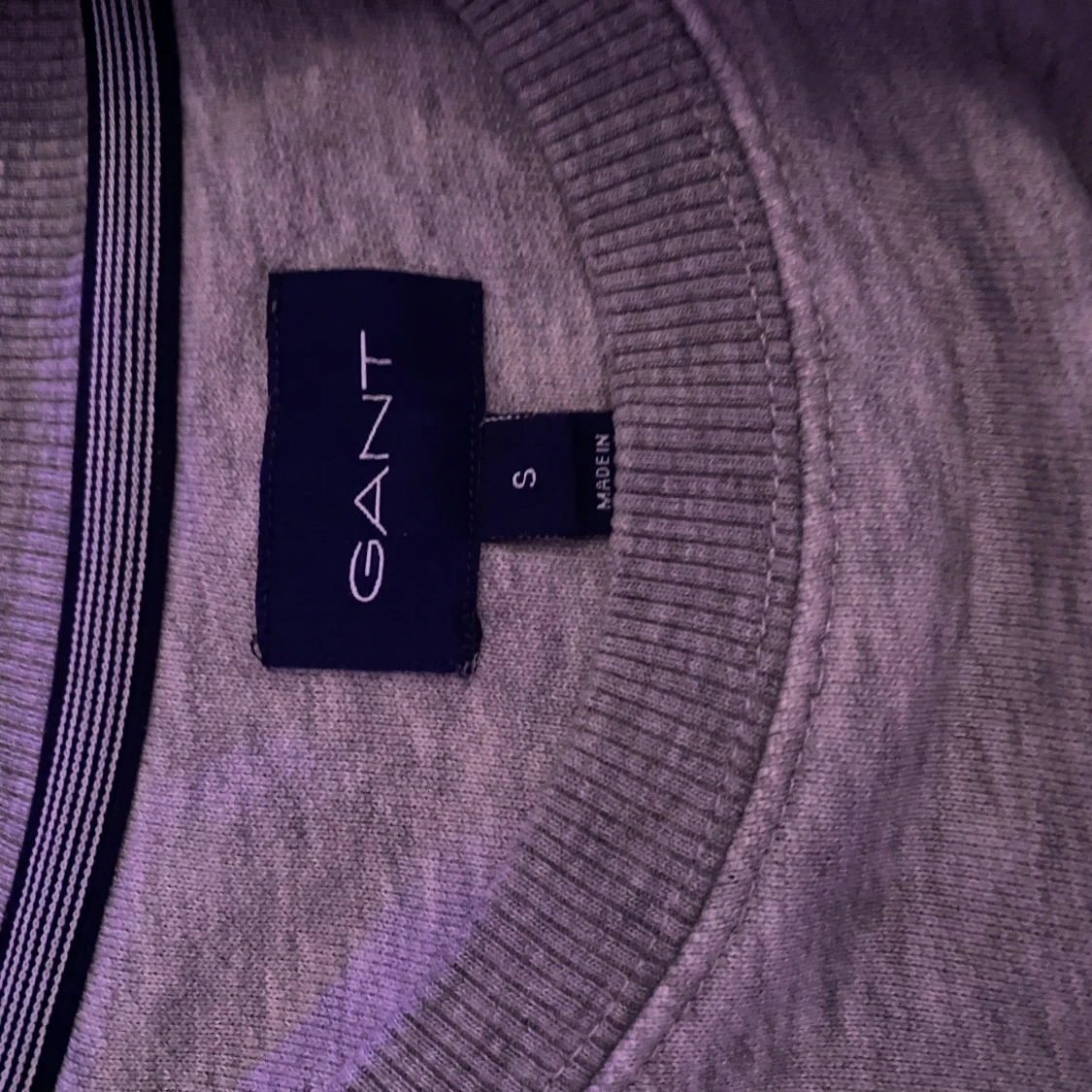 Grå sweatshirt från GANT - 2