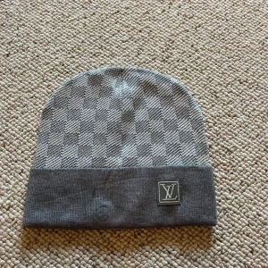Lv mössa - En grå Lv mössa och den är helt ny med taggar kvar. Pris kan diskuteras och skriv om du har några frågor. 