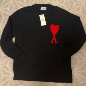 Svart stickad tröja från Ami Paris - Sitter slim, passar xs o s. Riktigt skön för vintern! Fraktas inom 24 h