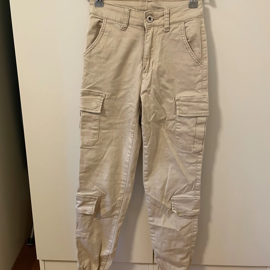Beige cargopants med fickor