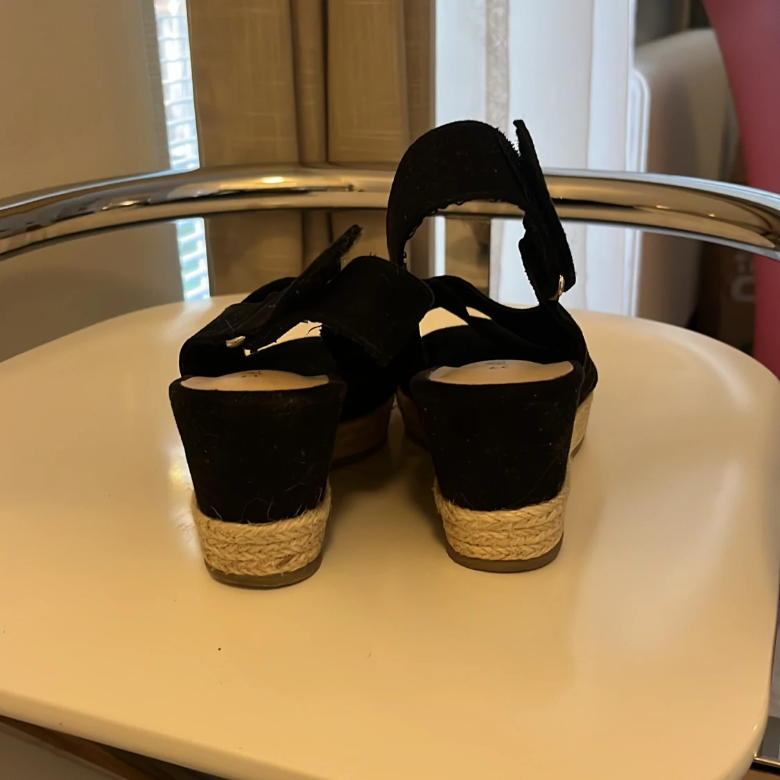 Svarta kilklack-sandaler med mocka - 2