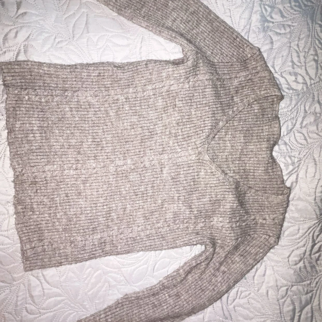 Beige ribbstickad v-ringad tröja - 1