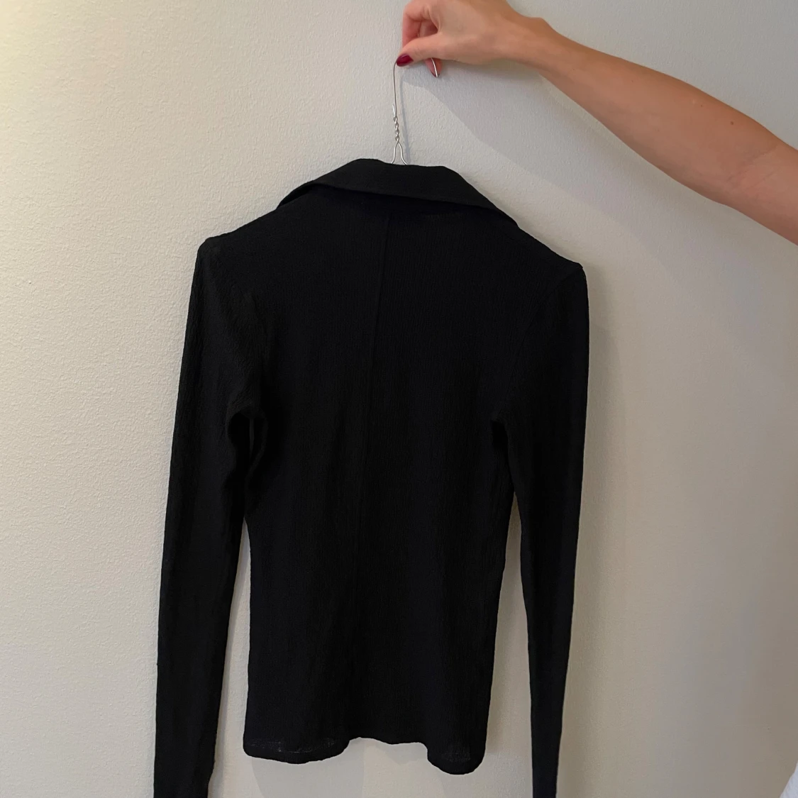 Svart långärmad polotopp från H&M Studio - 1