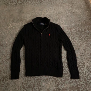 Svart stickad polotröja Polo Ralph Lauren - Svart stickad polotröja från Polo Ralph Lauren helt ny 