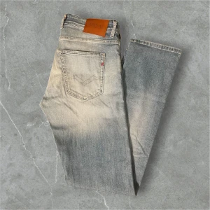 Ljusblå jeans från Replay med fabrikslitningar - Ljusblå Jeans med slitningar från Replay / skick 9,5/10 / storlek 32/34 / kontakta via intresse eller annat och pris kan diskuteras🙏😊