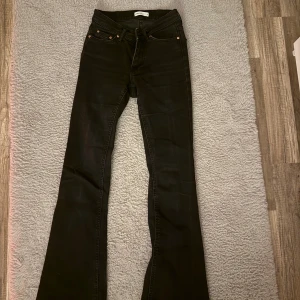 Svarta bootcut jeans - Snygga svarta jeans med bootcut passform och klassisk femficksdesign. Jeansen är från Gina och är i storlek 32. 