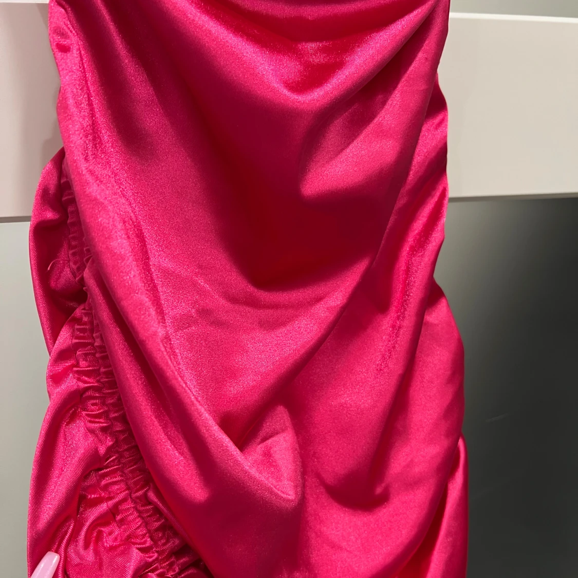 Rosa satin kortklänning med snörning - 2