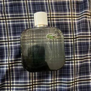 Lacost 100 ml nästan full  - En snygg parfym från Lacoste med den klassiska krokodilloggan. Perfekt för dig som gillar sportig och modern stil. Passar utmärkt i väskan eller på hyllan. Nästan full.