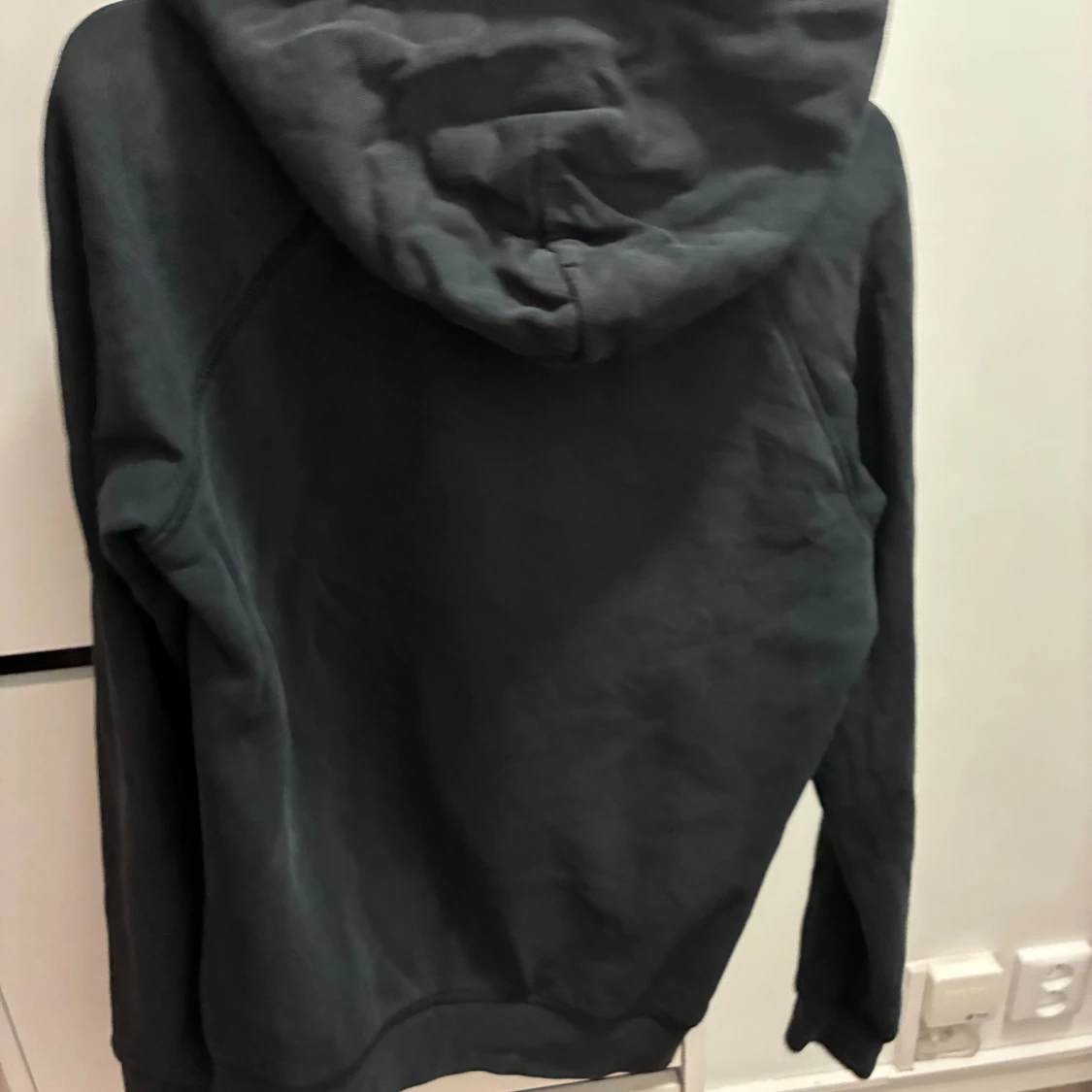 Mörkblå hoodie från GANT med emblem - 1