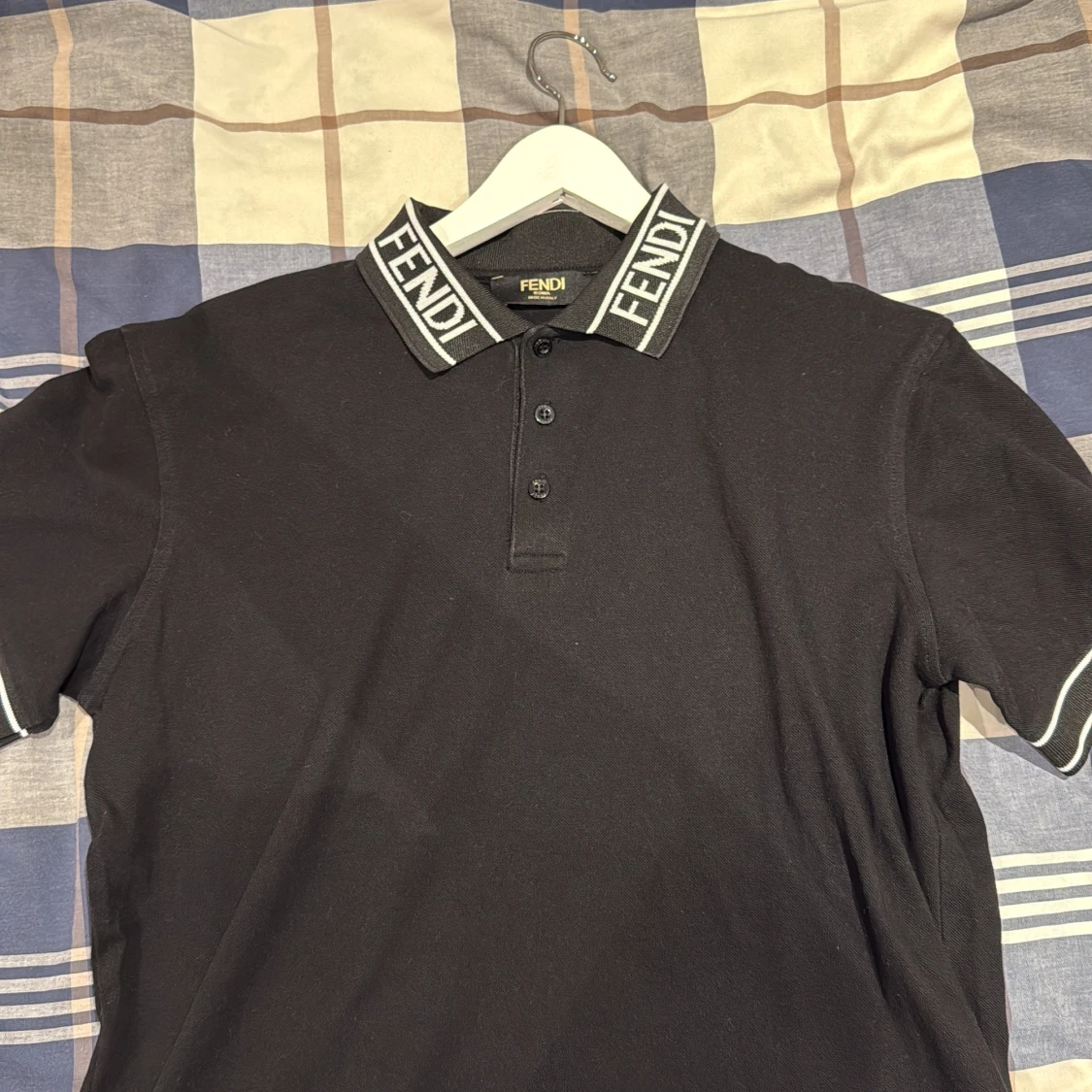 Svart Fendi piké med logga på kragen