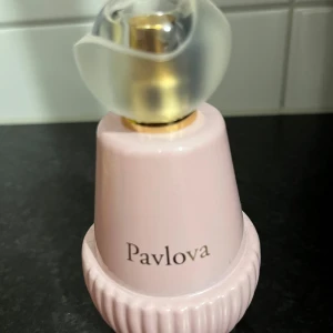 Pavlova parfym i unik flaska - Snygg och annorlunda parfym, Pavlova. Luktar jordgubb och bakelser. Perfekt för dig som vill sticka ut med din doftsamling. Den rosa designen ger en trendig känsla till ditt rum eller badrumshylla.
