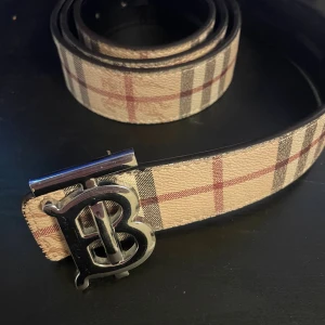 Mönstrat bälte - Hej, använt detta bälte i några månader nu. Gjorde hemmagjorda hål i bältet för att det skulle passa. Hålet vart för små och sprack några dagar senare som ni kan se på bilden. Men man kan enkelt göra nya hål. Orginalhål finns.                  Skriv vid frågor! 