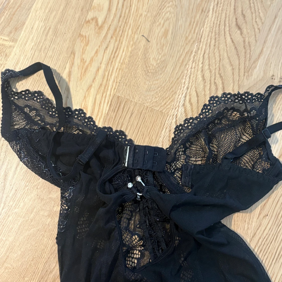 Svart spetsig korsett med snörning - 1