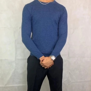 Mörk blå stickad tröja  - Storlek Mmen passar mer som S/Xs! Perfekt för att håla sig varm och stilig🤩 Skriv till oss vid möjliga frågor!