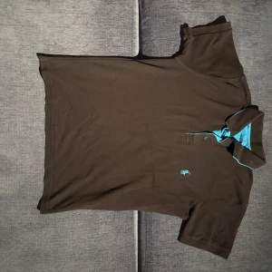 Piké Ralph Lauren  - Jag säljer en piké från Ralph Lauren! Den är i storlek M. Axelbredd är 45 cm och längd är 62 cm. Väldigt bra skick, men om du vill ha fler bilder är det bara att fråga! Har du några andra frågor, skriv 👋 Priset kan diskuteras