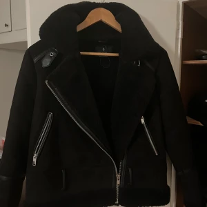 Jacka  - Jacka från stradivarius, bandet finns kvar. Aldrig använd , köpt för 799