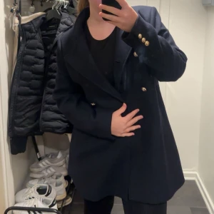 Kappa från Zara  - Snygg mörkblå kappa från Zara med klassisk passform och detaljer med  guldknappar på ärmar och framsida. Perfekt för dig som vill ha en stilren och trendig look under höst och vinter. Köpte och tog bort lappar men hittade en annan, därav är den aldrig använd💓Storlek 38. 