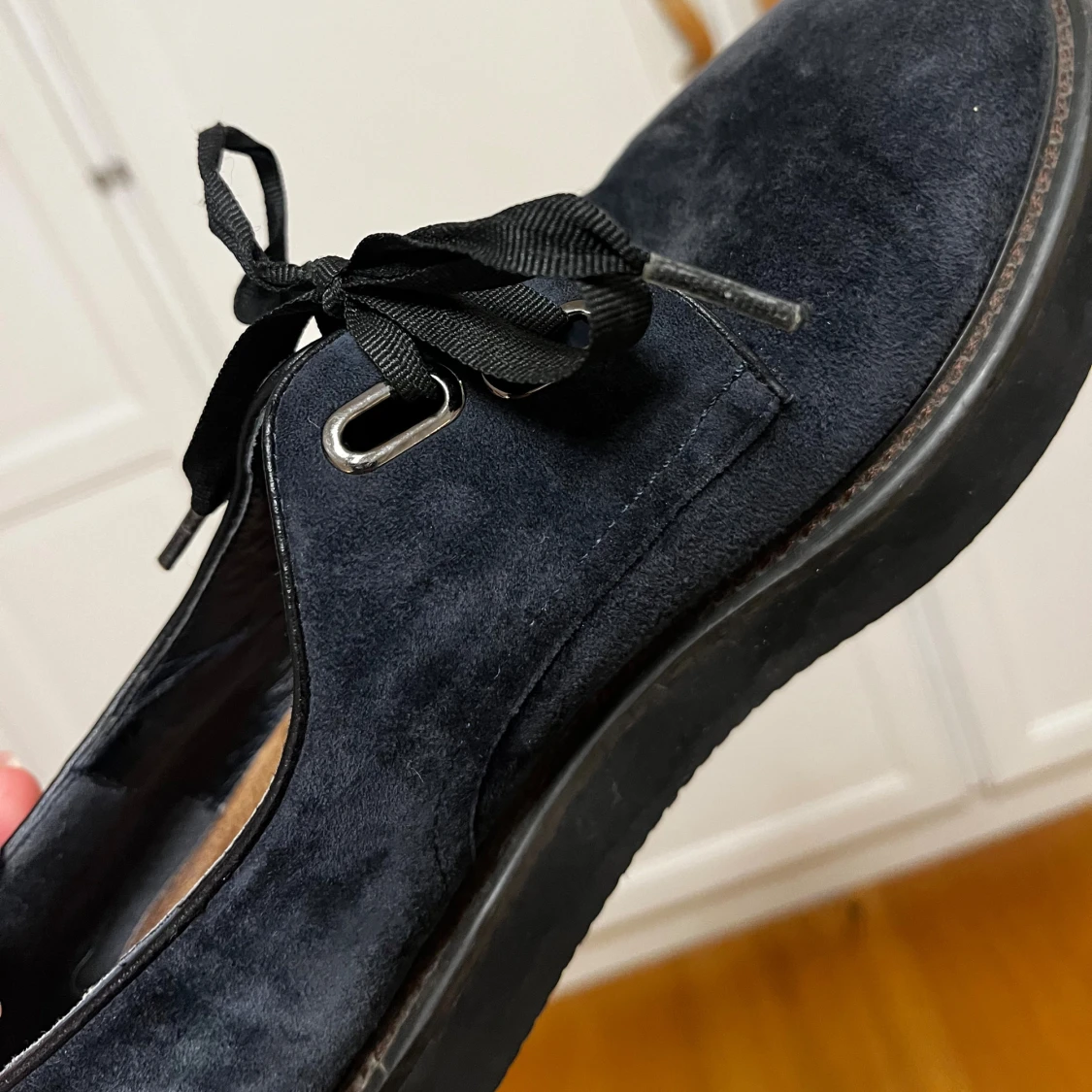 Mörkblå mocka sneakers med snörning - 2