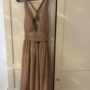Balklänning Nelly  - Helt oanvänd klänning från Nelly som inte går att köpa längre! Lappen sitter fortfarande kvar då den inte kom till användning för min bal. Perfekt för bal, bröllop eller liknande! Hör av dig vid fler frågor eller för fler bilder. Storlek 34 men skulle säga att den passar 36 också, Nypris 599 