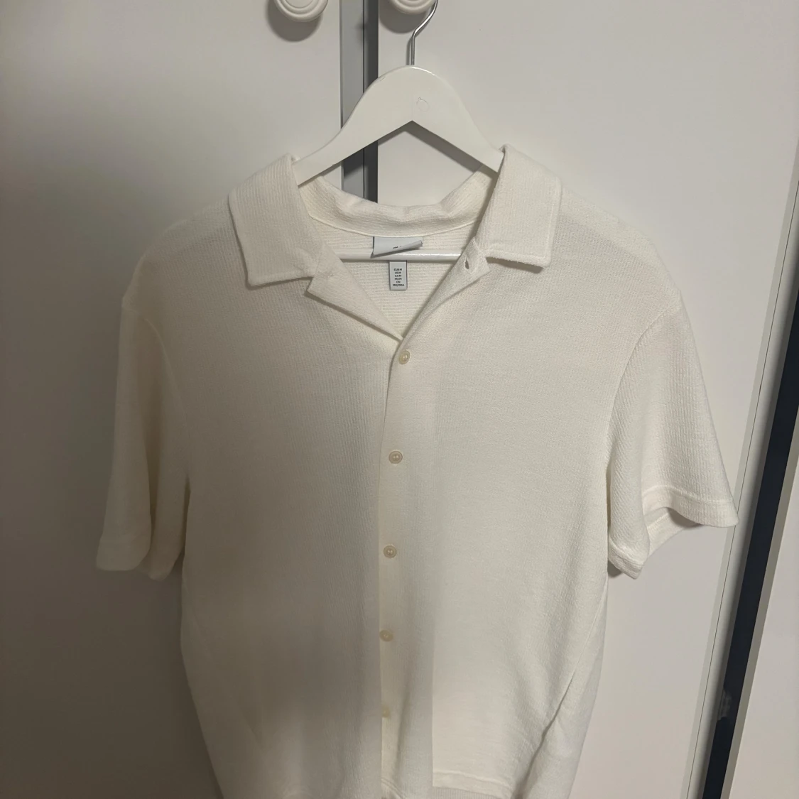 Vit kortärmad skjorta med knappar från H&M