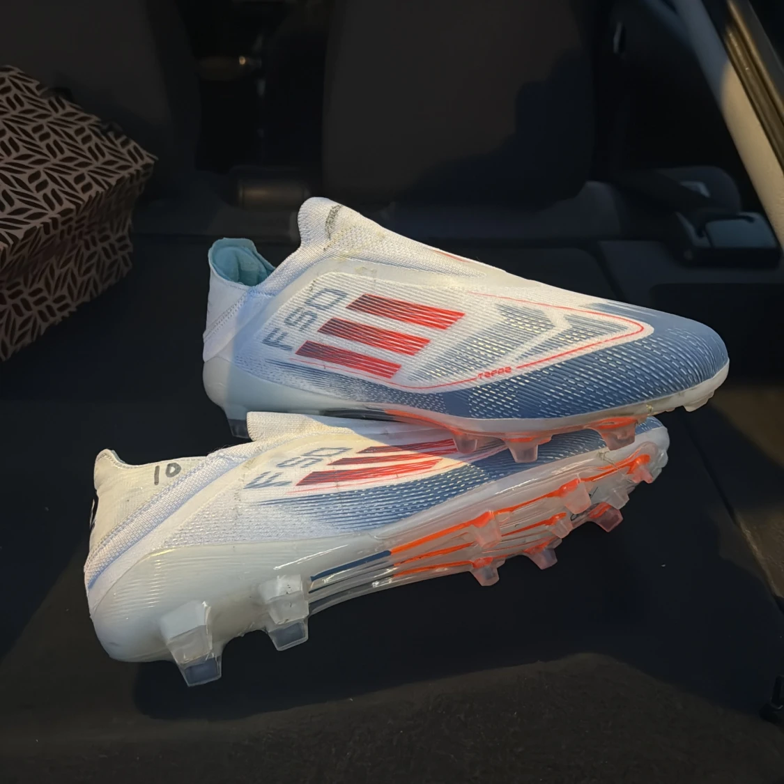 Adidas vita och blå fotbollsskor