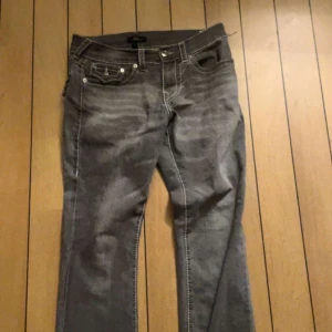 True religon byxor - Ett par true religion byxor nästan helt nytt skick använda i 1 månad köpt från jeansbolaget för nypris 1600. Skriv till mig för mer frågor 
